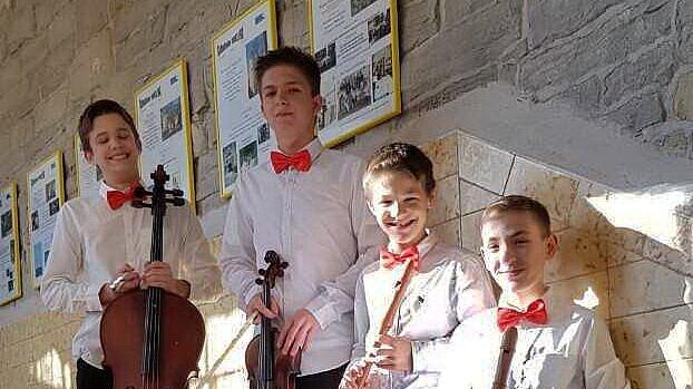 Henrick Weiß, Cello Jannick Weiß, Violine Arick Weiß, 1.Blockflöte Fritz Wiese, 2.Blockflöte. © Stadt Gera / Gwosdz, Sehnert