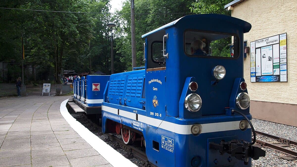 die Parkeisenbahn steht im Bahnhof Wolfsgehege im Tierpark Gera. © Stadtverwaltung Gera