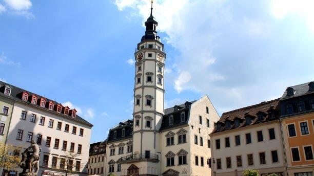 Blick auf den Geraer Marktplatz mit Rathausturm und Simsonbrunnen