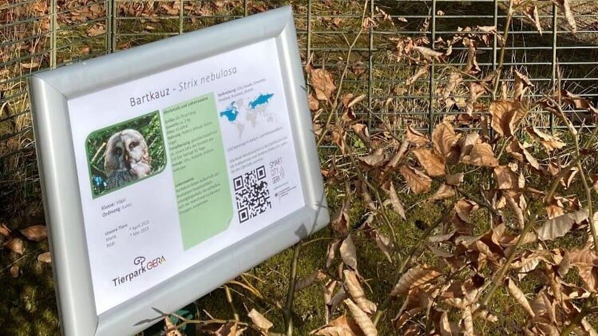 Ein Informationsschild über den Bartkautz im Tierpark Gera. © Stadt Gera