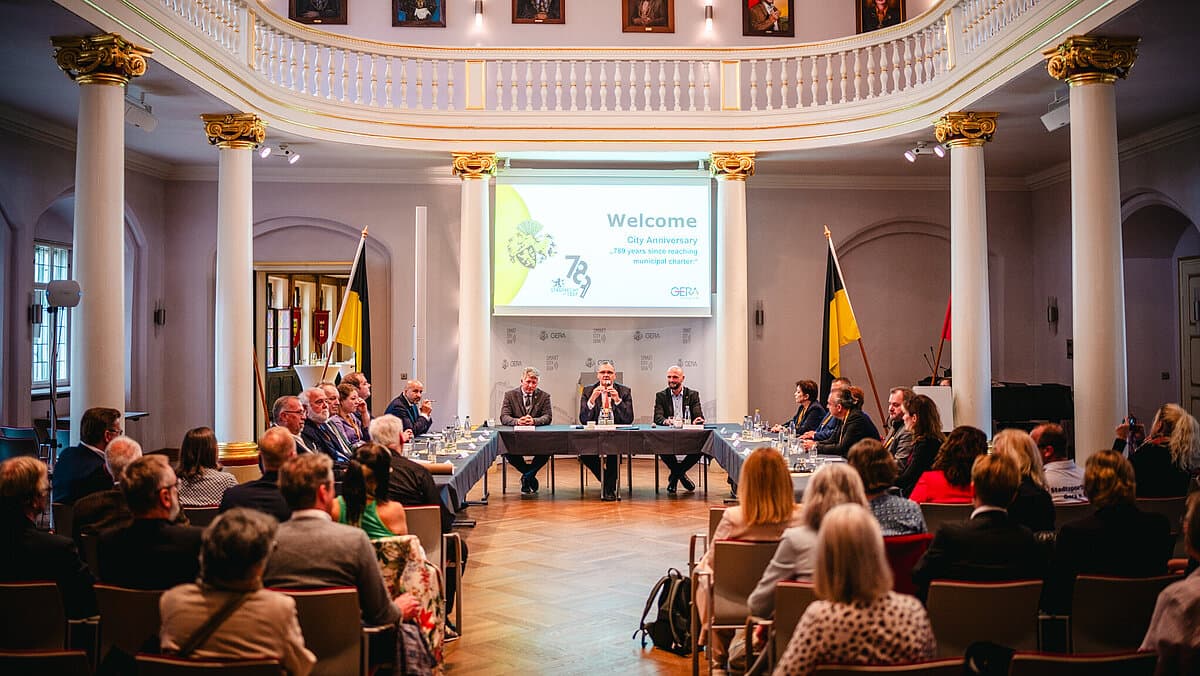 Blick in den Rathaussaal, bestuhlt und voll besetzt mit etwa 50 Menschen.. © Tony Matysik