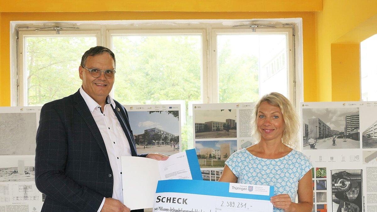 Oberbürgermeister Kurt Dannenberg mit Susanna Karawanskij (Thüringer Ministerin für Infrastruktur und Landwirtschaft). © Stadt Gera