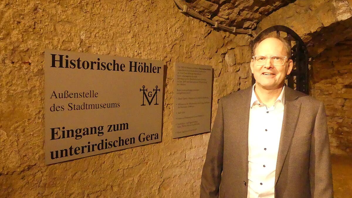 Kulturamtsleiter vor Eingang Museumshöhler. © Stadt Gera