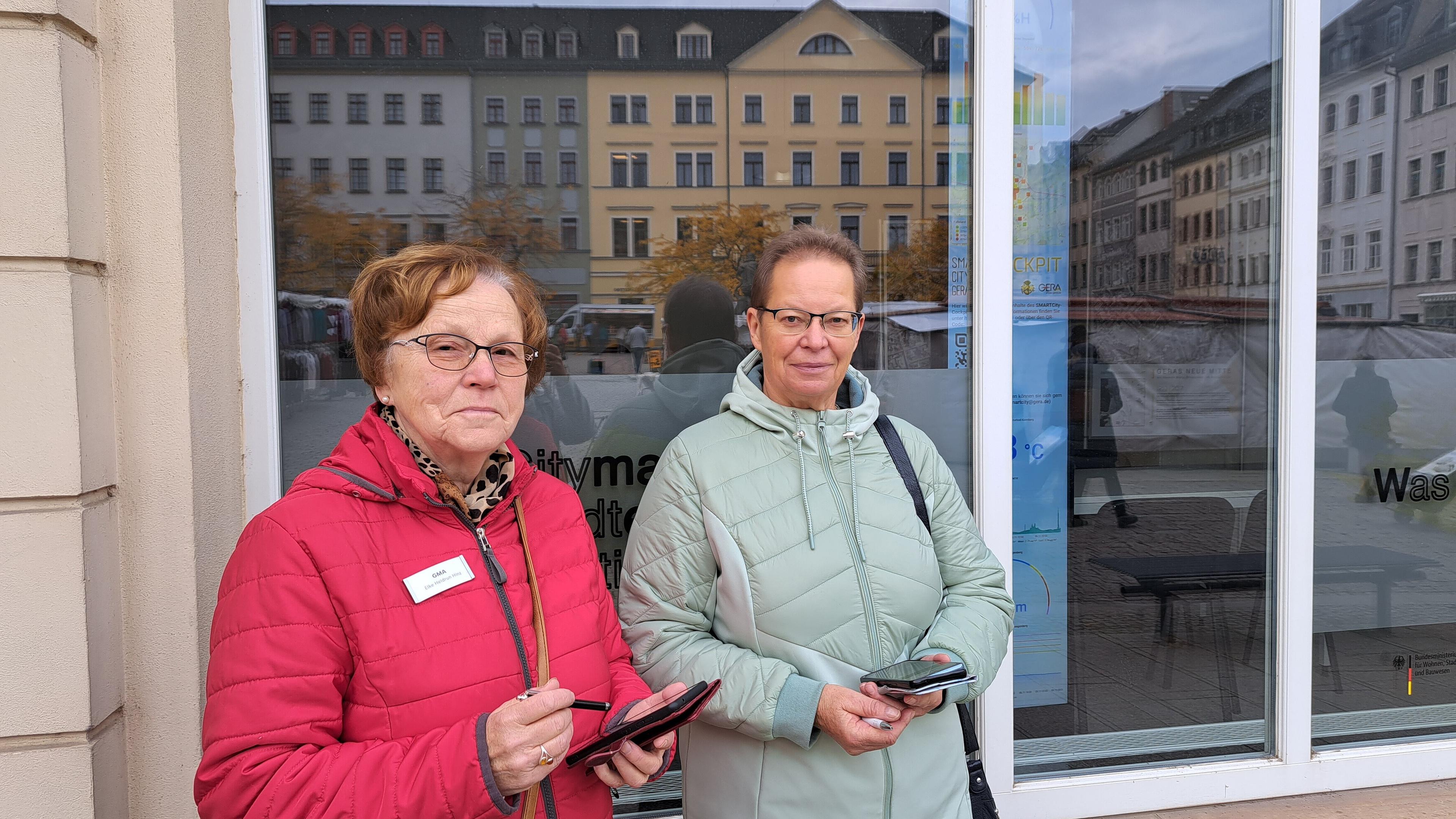 Zwei Frauen, die eine Umfrage in Gera durchführen. © Stadt Gera