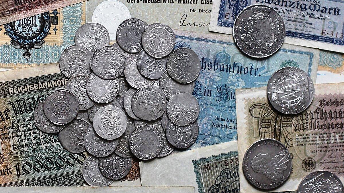 verschiedene Banknoten u.a. aus der Zeit der Inflation 1923 und Münzen aus verschiedenen Jahrhunderten