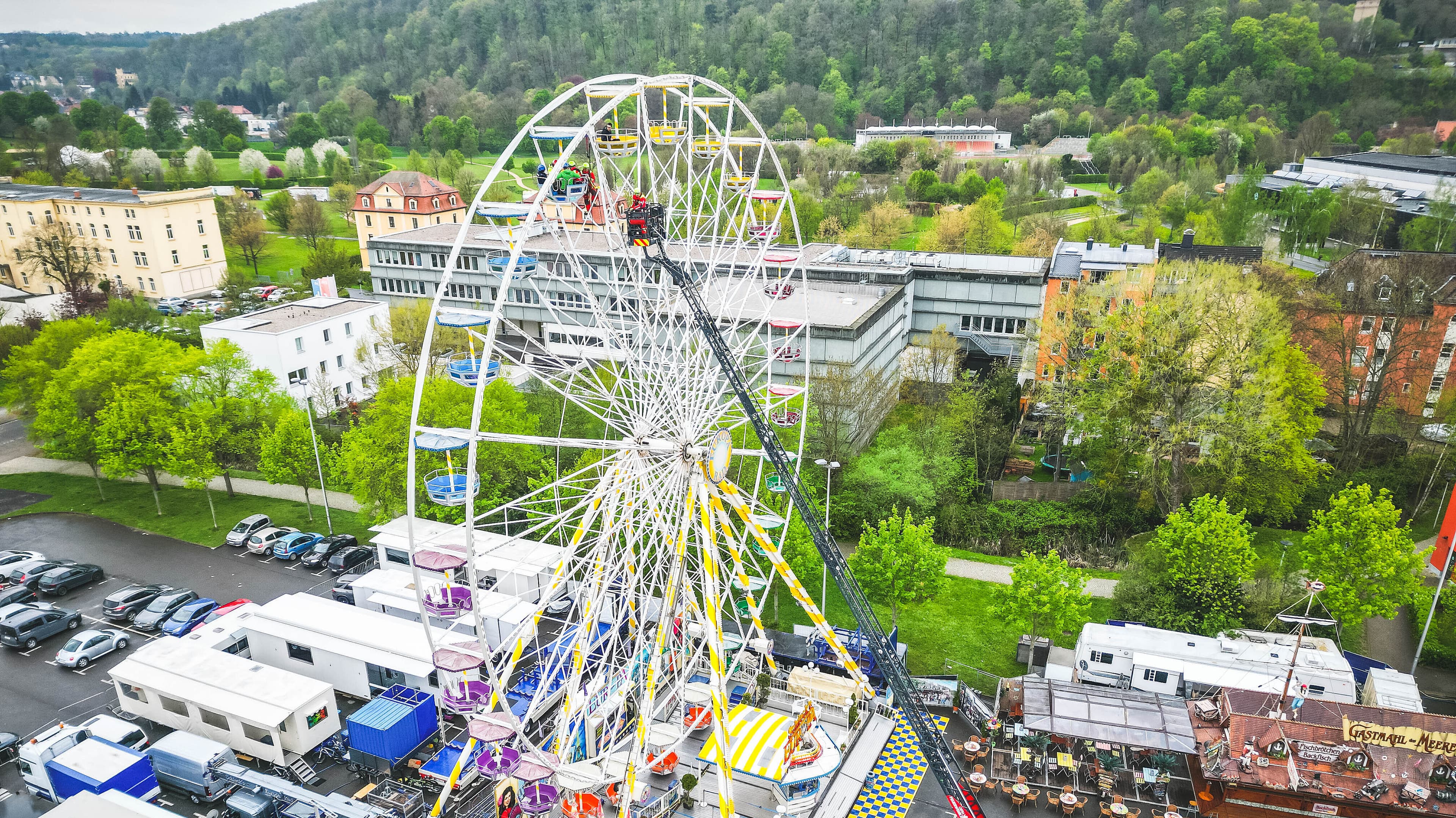 Luftansicht der Rettungsübung der Feuerwehr am Riesenrad. © Stadt Gera
