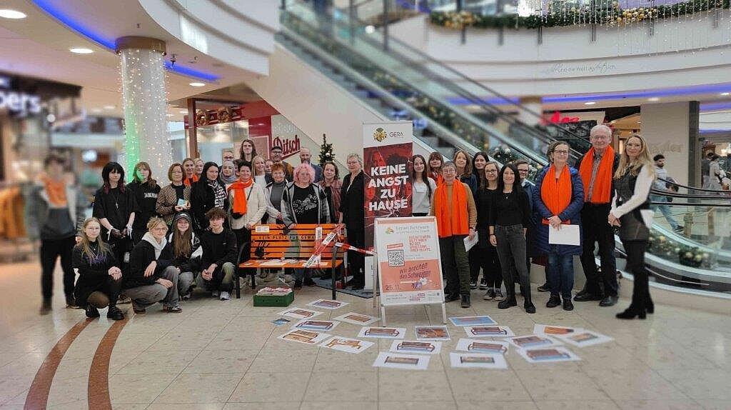 Gruppenfoto in den Gera Arcaden mit der Orangenen Bank gegen häusliche Gewalt. © Pl Gera