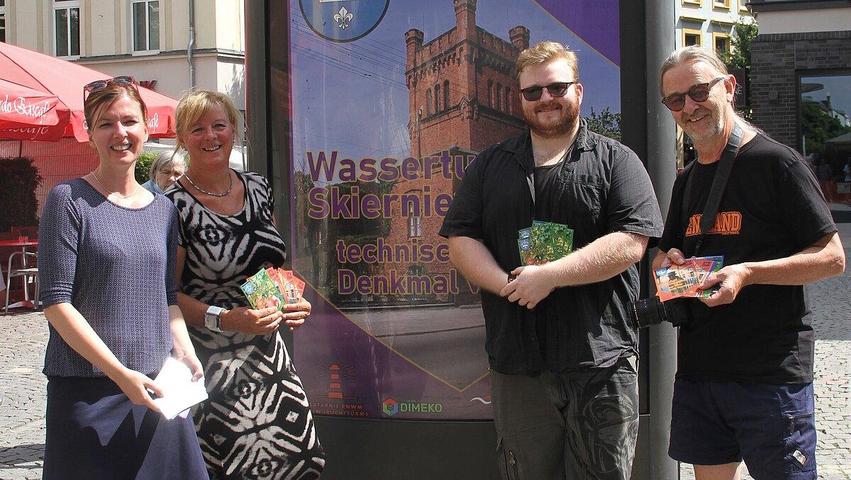 Christina Martens (Koordinatorin der Städtepartnerschaften) und Heike Födisch (Koordinatorin des Leuchtturmprojekts) gemeinsam mit dem Gestalter Christian Rösing und Fotografen Frank Rüdiger vor den Plakaten in der Schlossstraße.. © Stadt Gera