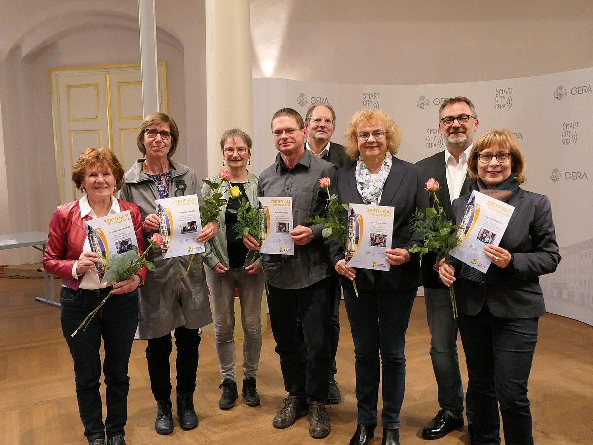 Die neuen Gästeführer Heidrun Heusinger, Bärbel Jähnert, Volker Urlau, Sabine Hesse und Kerstin Paulick mit Karin Schumann vom Gästeführer Region Gera e.V (3.v.l.), Kulturamtsleiter Felix Eckerle und Oberbürgermeister Julian Vonarb (hintere Reihe). © Stadt Gera