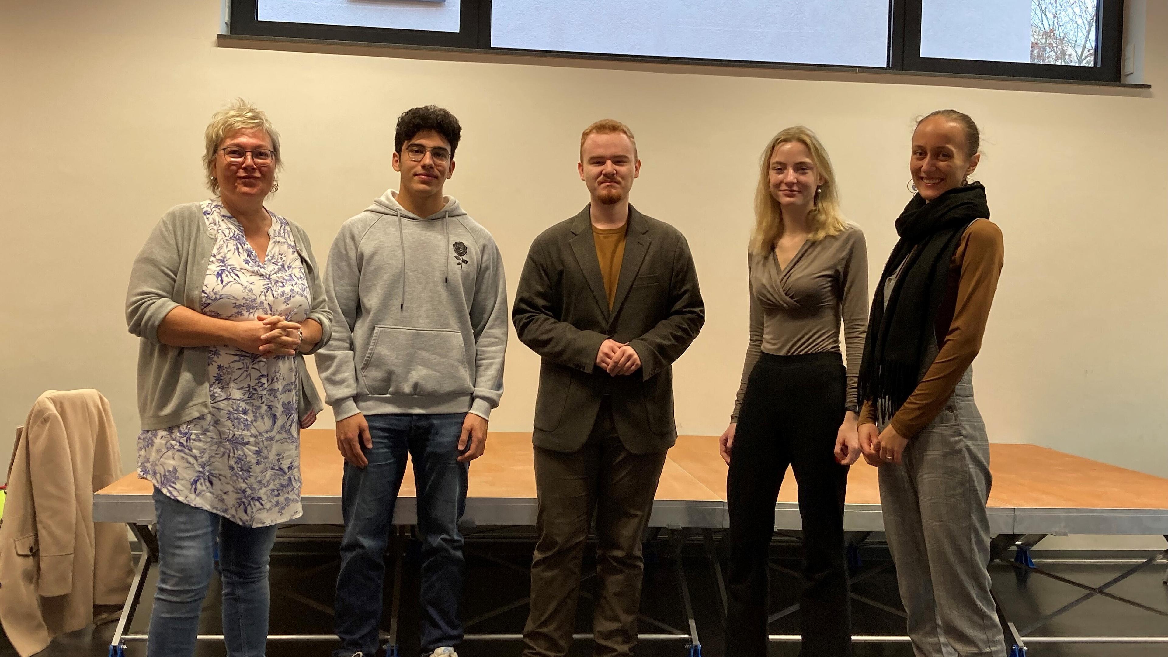 In der IGS erhielten die Schülersprecherinnen und –sprecher am 8. November 2023 die Informationen zu den Hygieneartikel-Spendern in der Schule. Catrin Heinrich traf dabei unter anderem (v.r.) Schulsprecherin Ella Klüger, Lilly Wilhelmine Hoffmann, Lenny Kunz und Aghyad Sharaf.. © Luisa-Marie Strubich