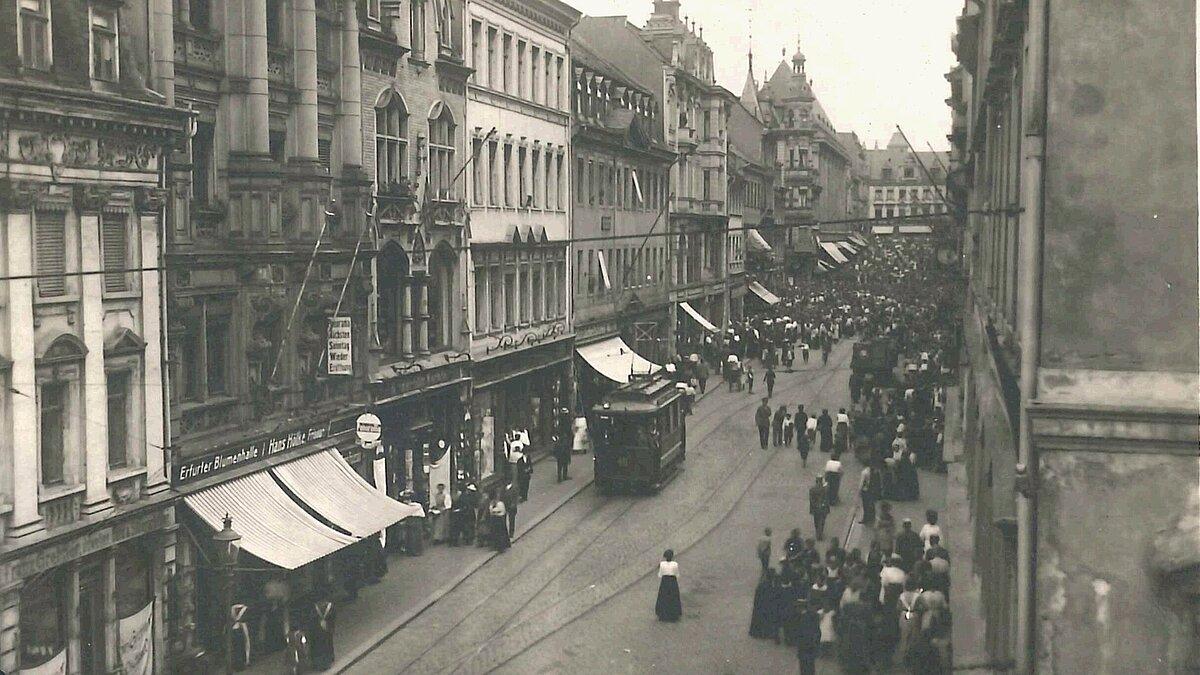 alte Fotografie auf eine Straße mit Menschmengen während der Lebensmittelunruhen im Jahr 1917. © Stadt Gera