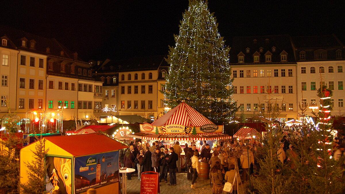 Der Weihnachtsmarkt bei Nacht, mit Beleuchtung. © Stadt Gera