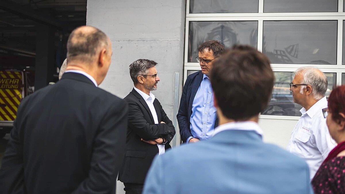 Der Staatssekretär und Kurt Dannenberg vor der Feuerwache .. © Amt für Brand- und Katastrophenschutz