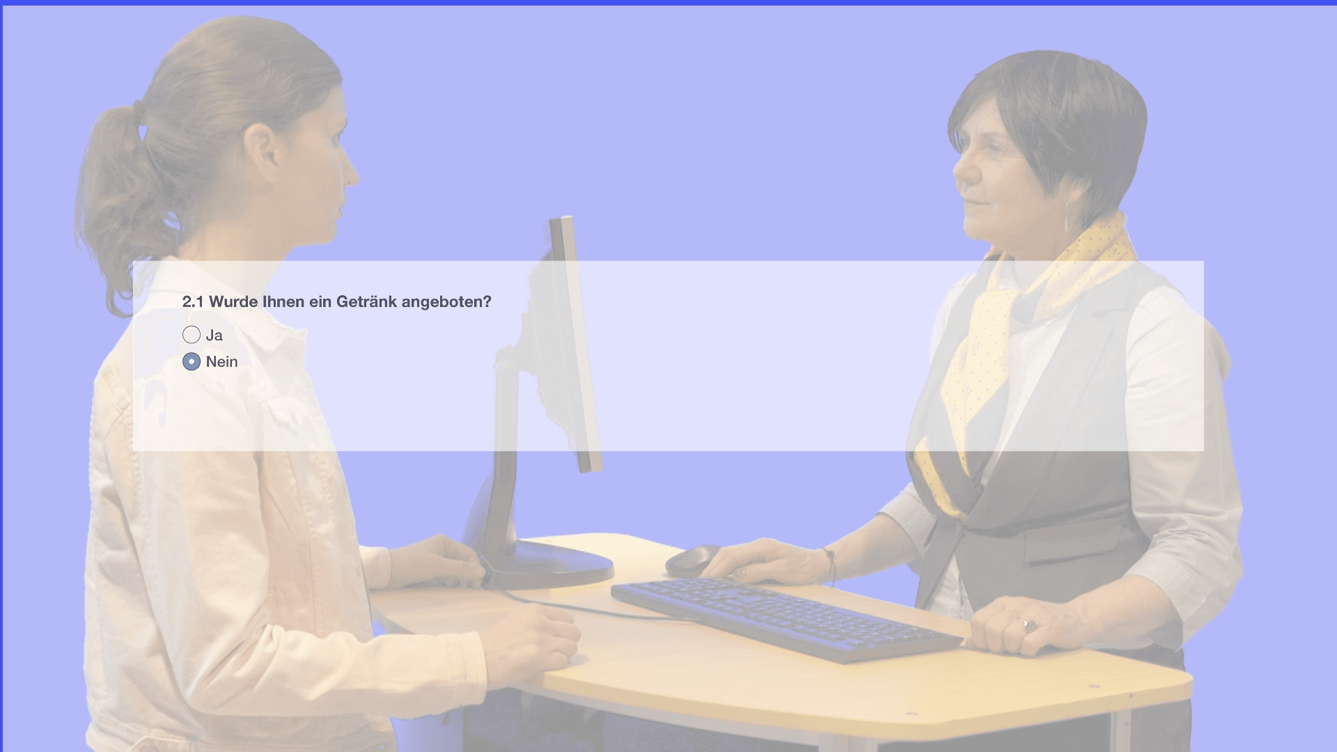Ein Screenshot auf welchem eine Bankberaterin und eine Kundin zu sehen sind. Über das Bild ist eine Auswahlmaske platziert mit der Frage "Wurde Ihnen ein Getränk angeboten?".. © Stefanie Schroeder