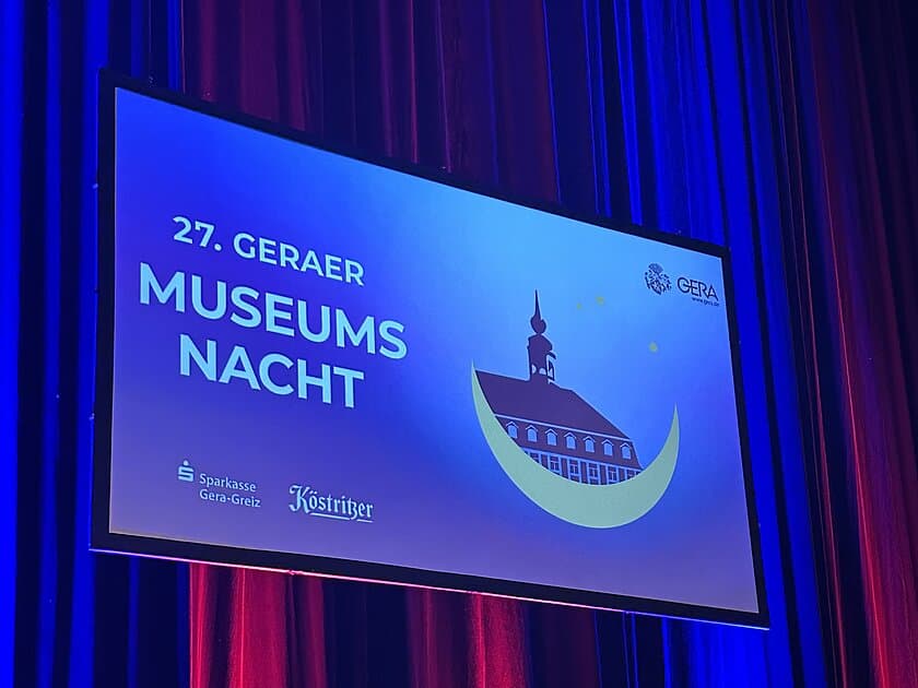 Plakatmotiv Museumsnacht rathaus mit Mond und Schriftzug. © Stadt Gera