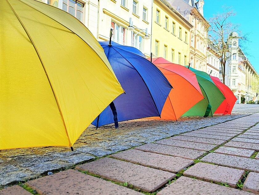 bunte Regenschirme stehen auf der Sorge