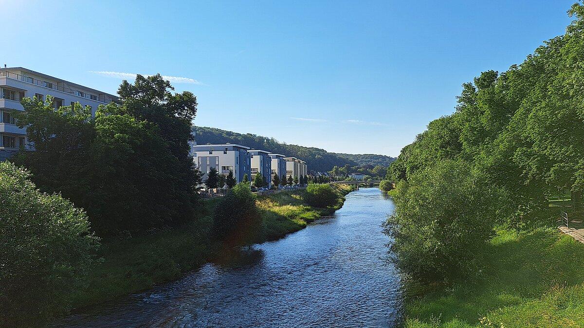 Ein Fluss, links gesäumt von Häusern, rechts von einem Park. © Stadt Gera
