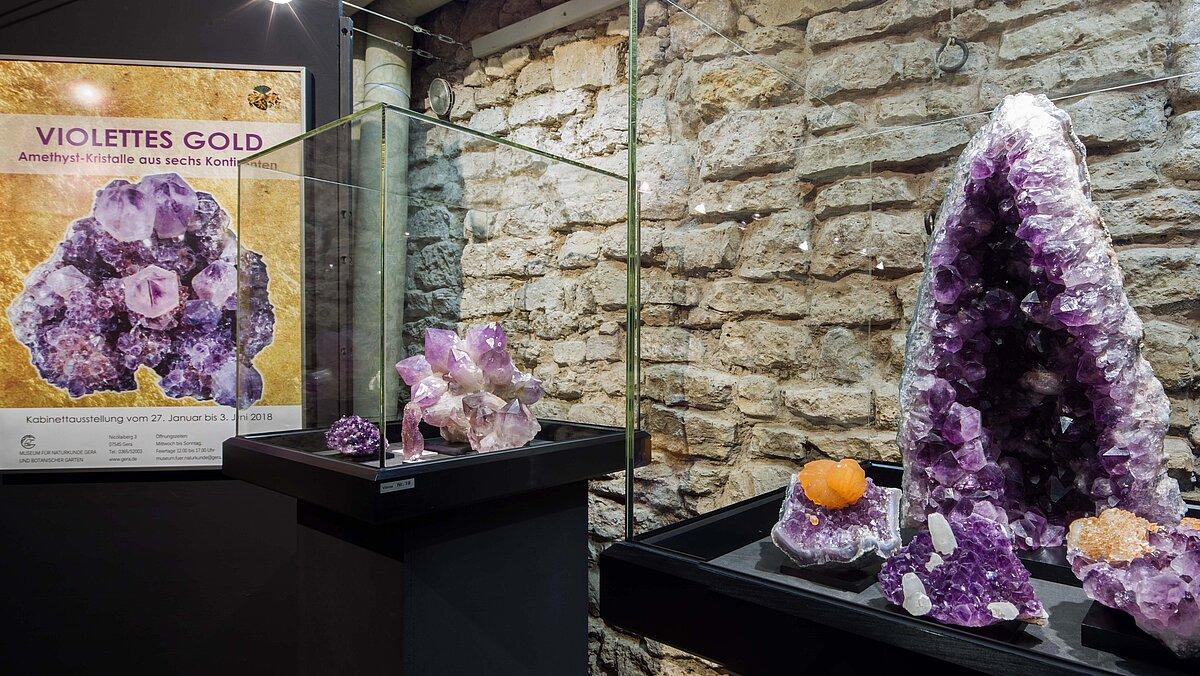Ausstellungsvitrinen mit lila-violetten Amethyst-Kristallen