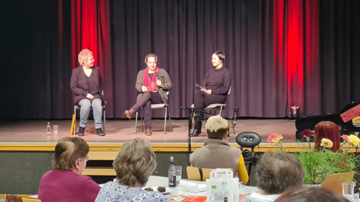 Monika Sossna (Mitte) moderierte die Diskussionsrunde im Comma mit den Gästen sowie Franziska Wolf (r.), und Catrin Heinrich.. © DGB