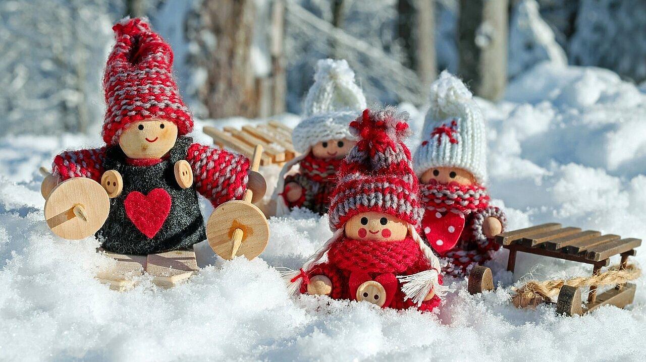 weihnachtliche Figuren im Schnee. © Pixabay