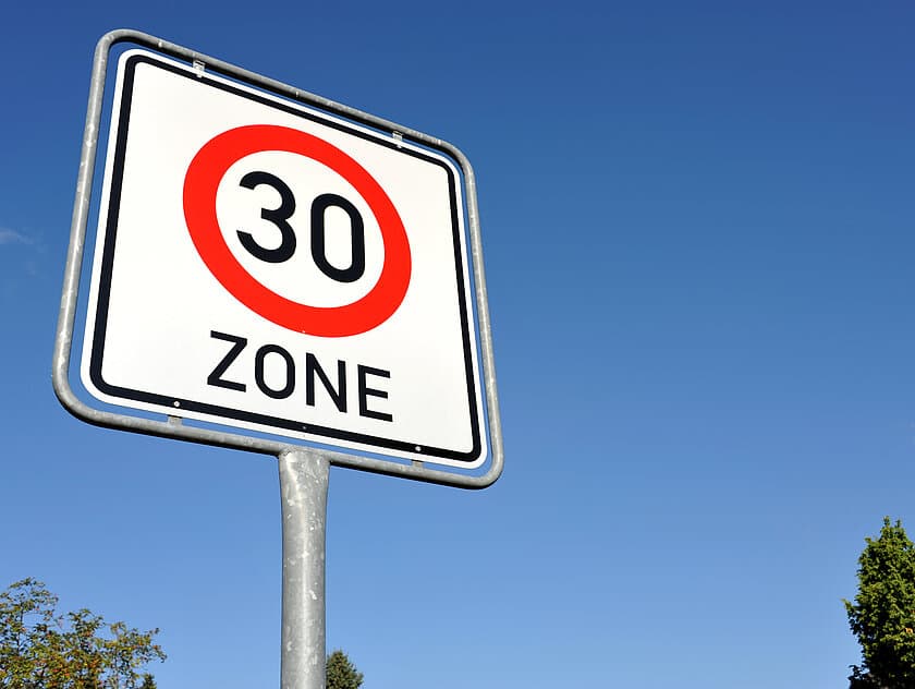 Ein Straßenschild, dass eine Tempo-30-Zone ausweist. © nmann77 - stock.adobe.com