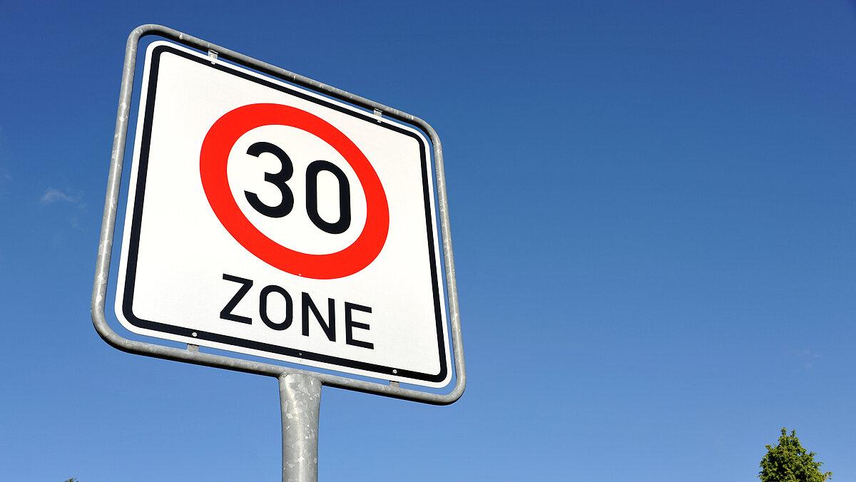 Ein Straßenschild, dass eine Tempo-30-Zone ausweist. © nmann77 - stock.adobe.com