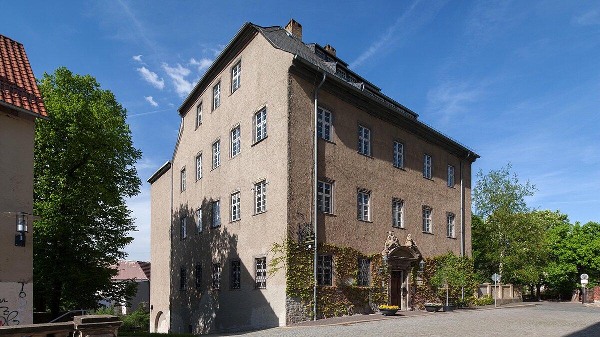 Das Schreibersche Haus, in dem sich das Museum für Naturkunde Gera befindet, von außen mit Haupteingang. © ARTwork-stewe
