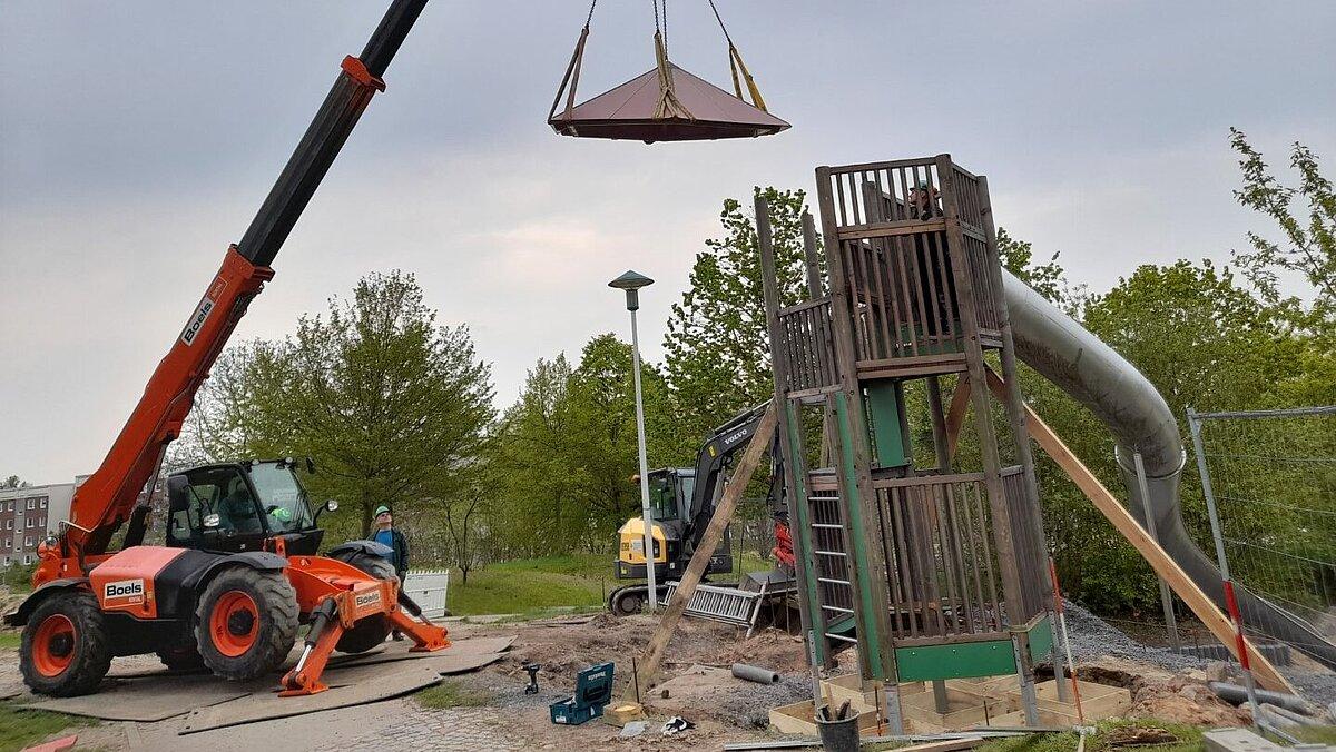 Mit Hilfe eines Krans wird der neue Rutschenturm auf dem Spielplatz aufgestellt. © Stadt Gera