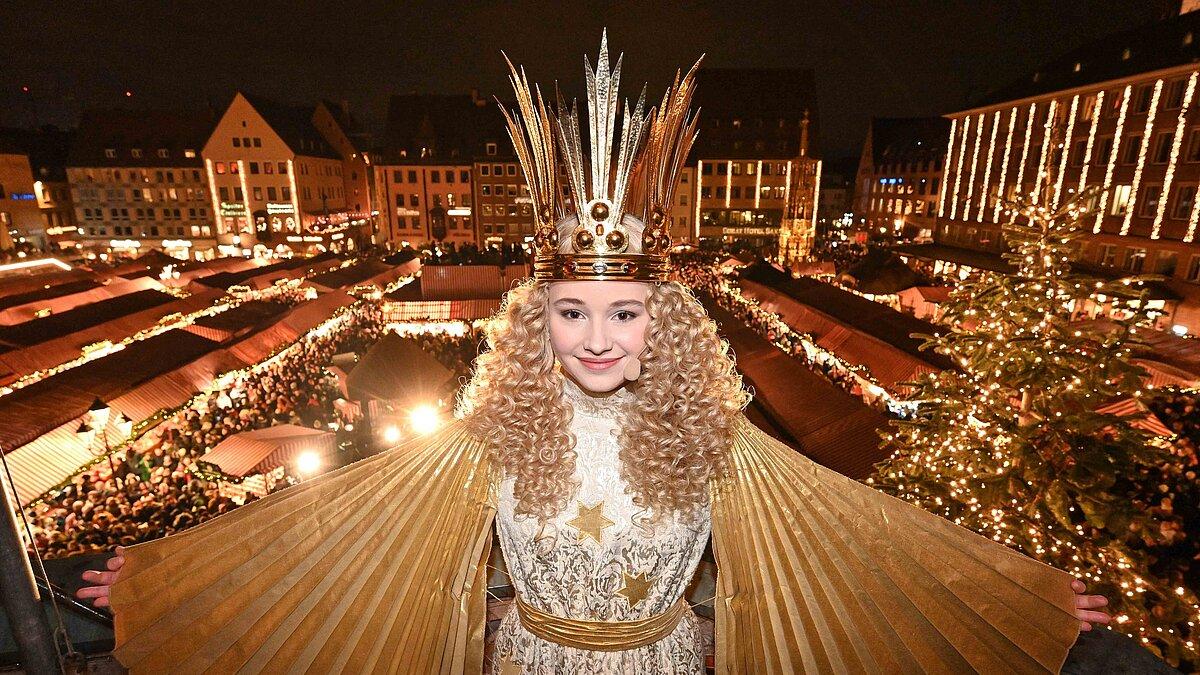 junge Frau mit blonden Locken und goldenem Umhang sowie goldener Krone auf dem Kopf. © Stadt Nürnberg