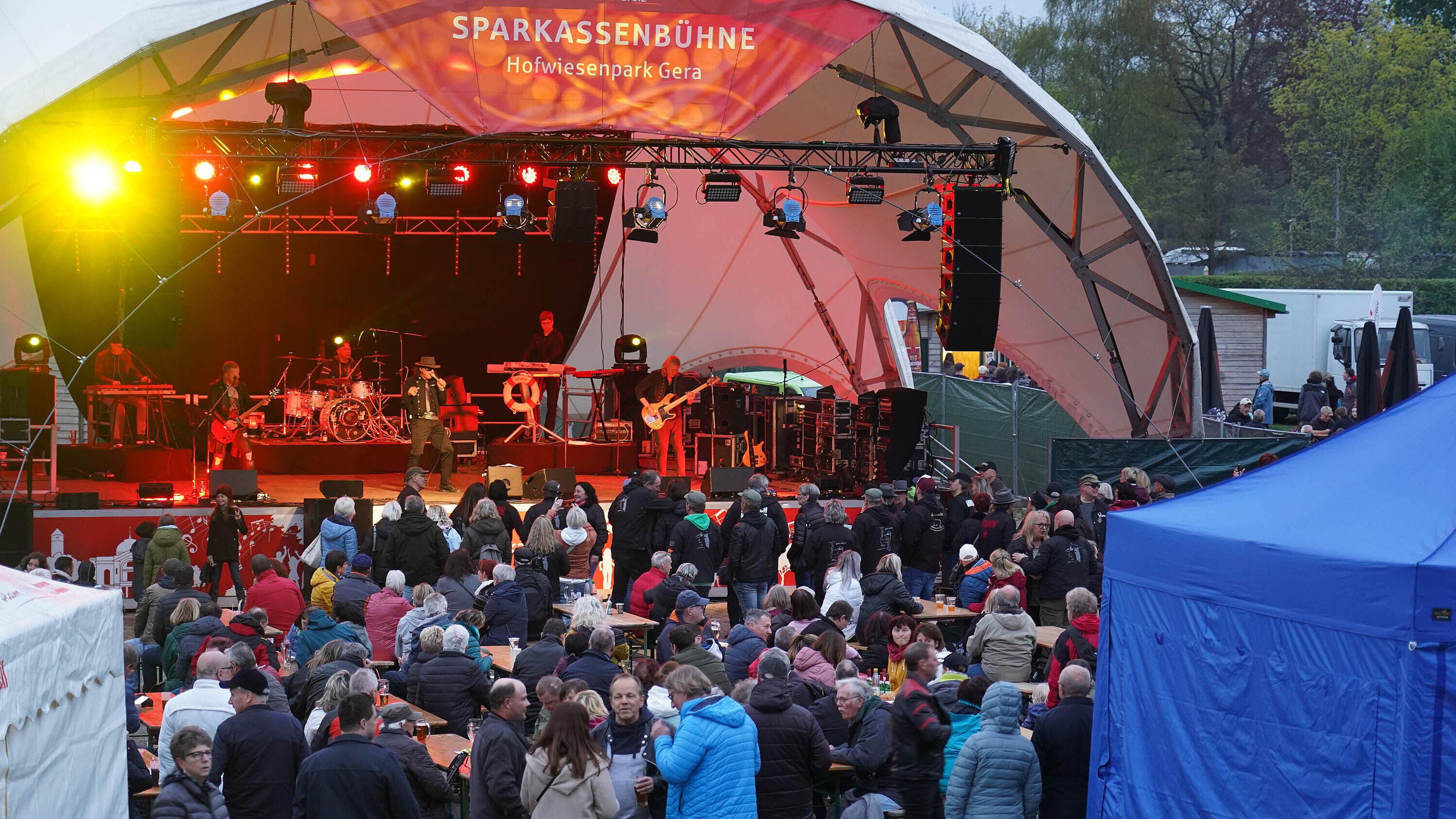 Konzert auf der Sparkassenbühne zum Hofwiesenparkfest 2023. © Wolfgang Hesse