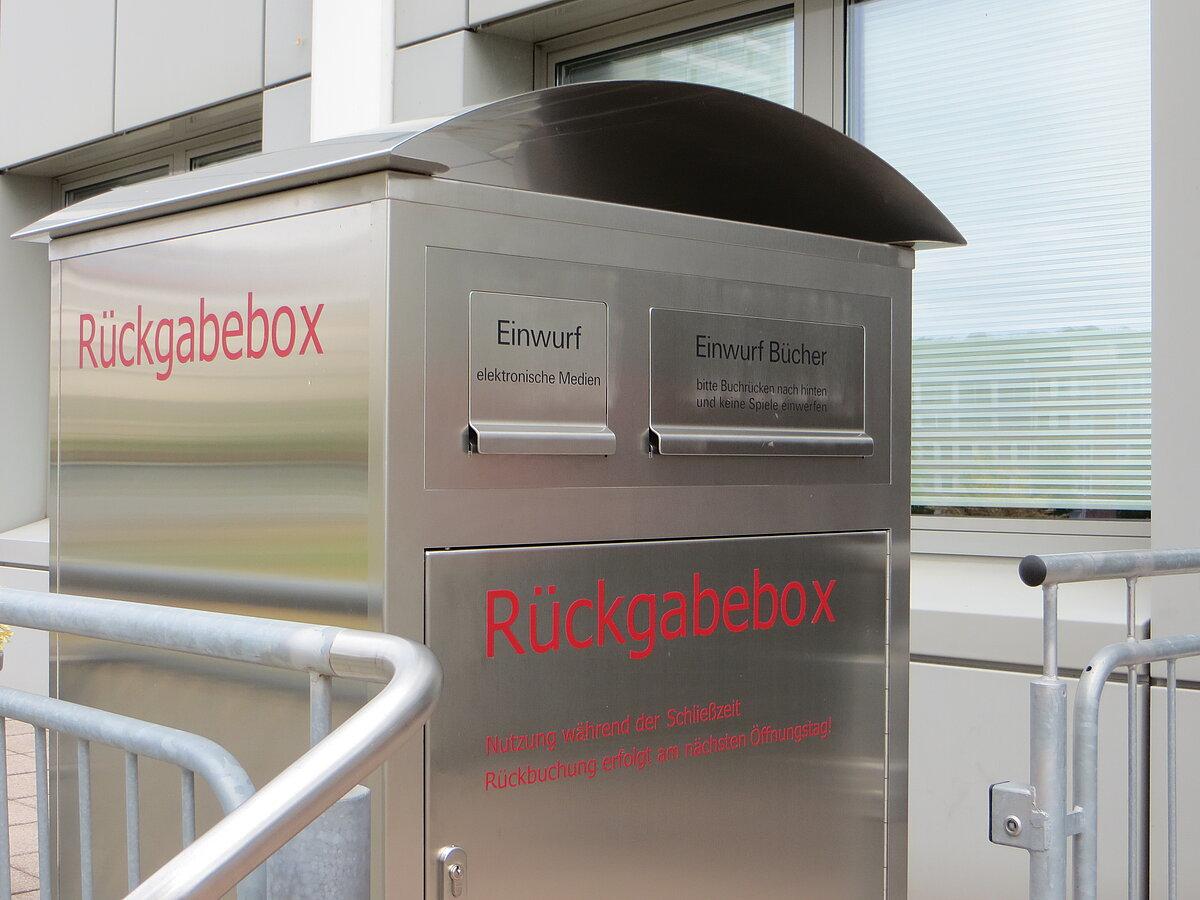 großer Metallkasten mit zwei Schlitzen, durch die die Bücher und Medien eingeworfen werden.. © Stadt Gera