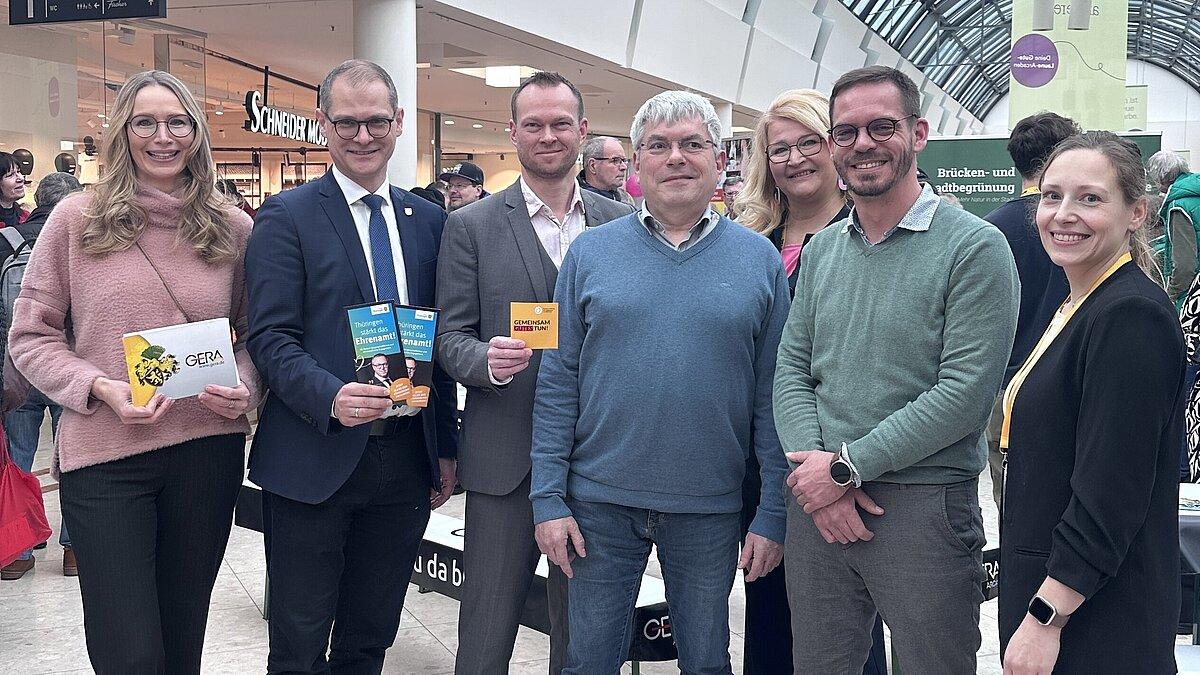 6 Personen stehen nebeneinander in den Gera Arcaden. © Stadt Gera