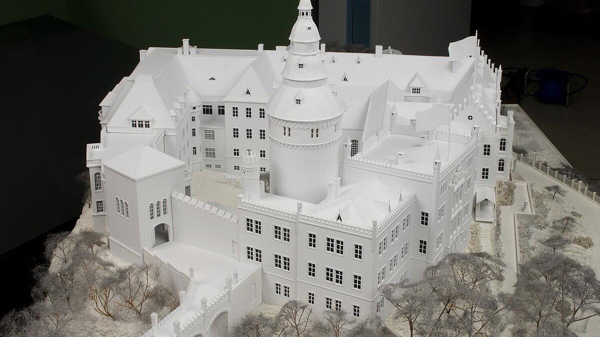 Modell Schloss Osterstein im Maßstab 1:100. Das Modell zeigt den Zustand des Schlosses Osterstein zwischen der letzten größeren Baumaßnahme 1913 und seiner Zerstörung im Zweiten Weltkrieg.