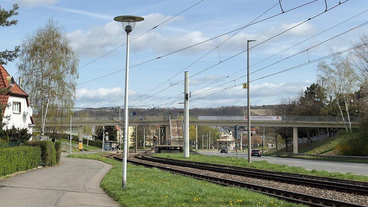Eine Straße und Straßenbahngleise, die unter einer Brücke durchführen. © Stadt Gera