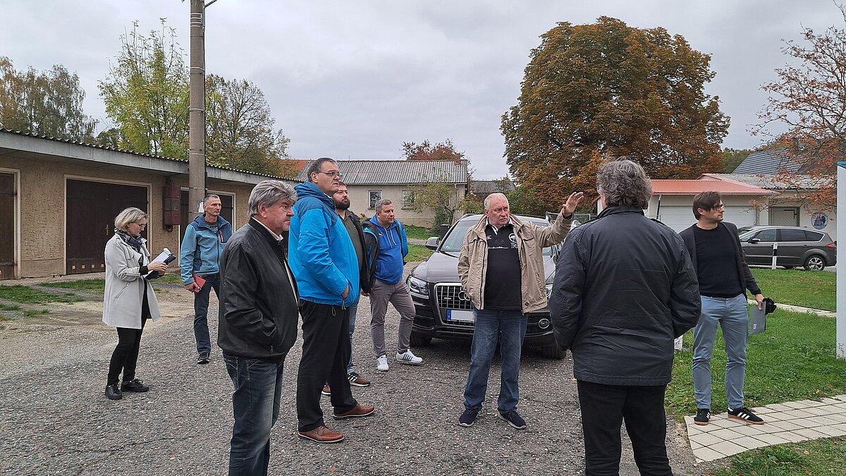 OB Dannenberg und mehrere Menschen auf einem Dorfplatz. © Stadt Gera
