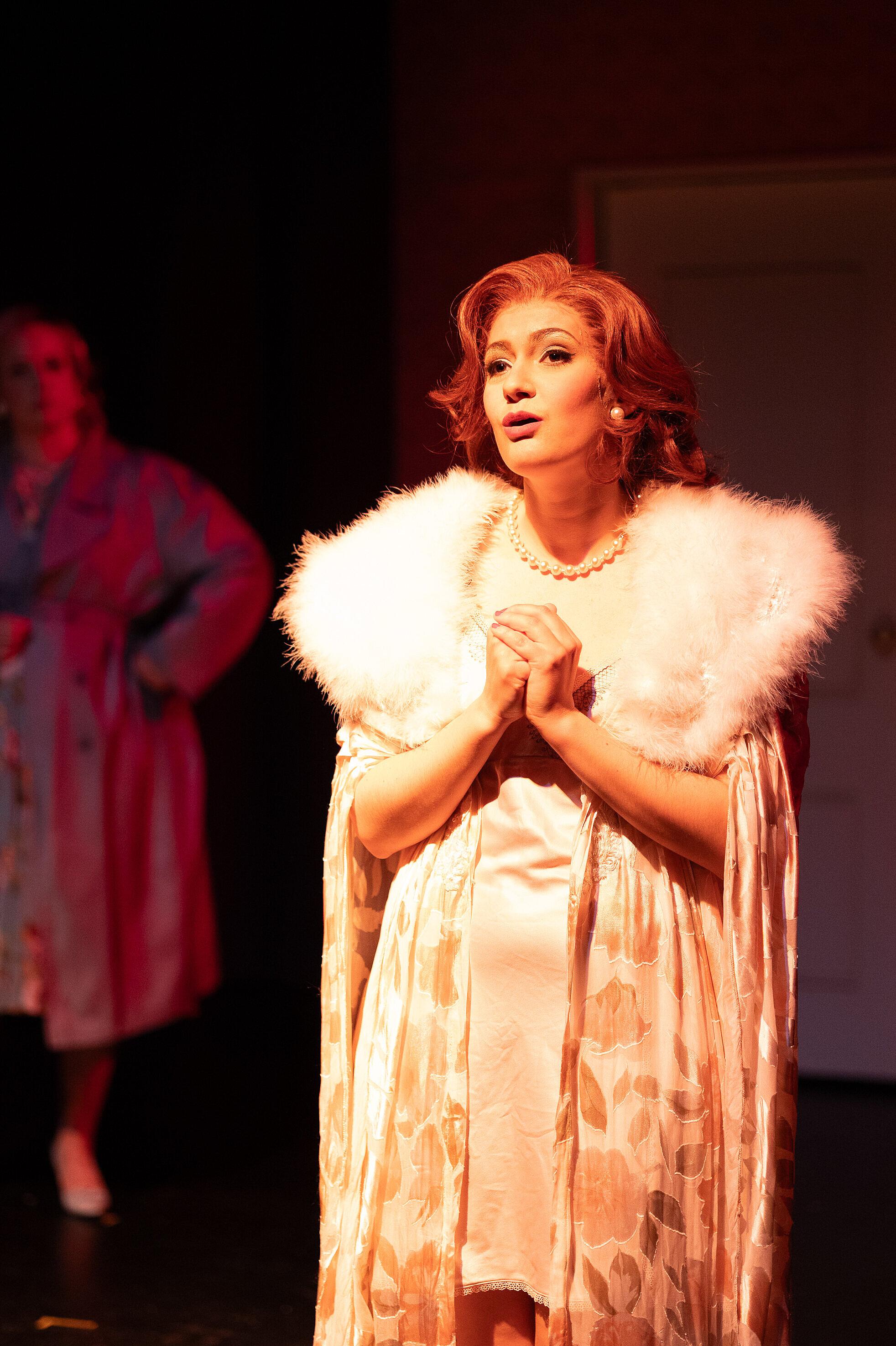 Singende Schauspielerin in einer Robe mit Fell. © Theater Gera Altenburg