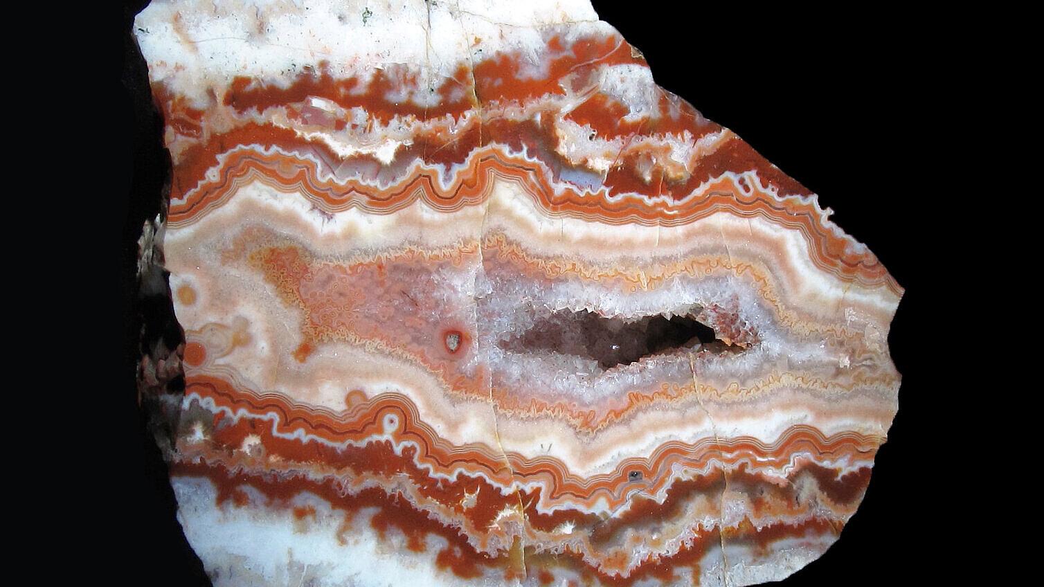 Rot-orange-weiß gebänderter Achat („Korallenachat“) aus Halsbach bei Freiberg in Sachsen. © Stadt Gera / Museum für Naturkunde (Fotograf: Frank Hrouda)