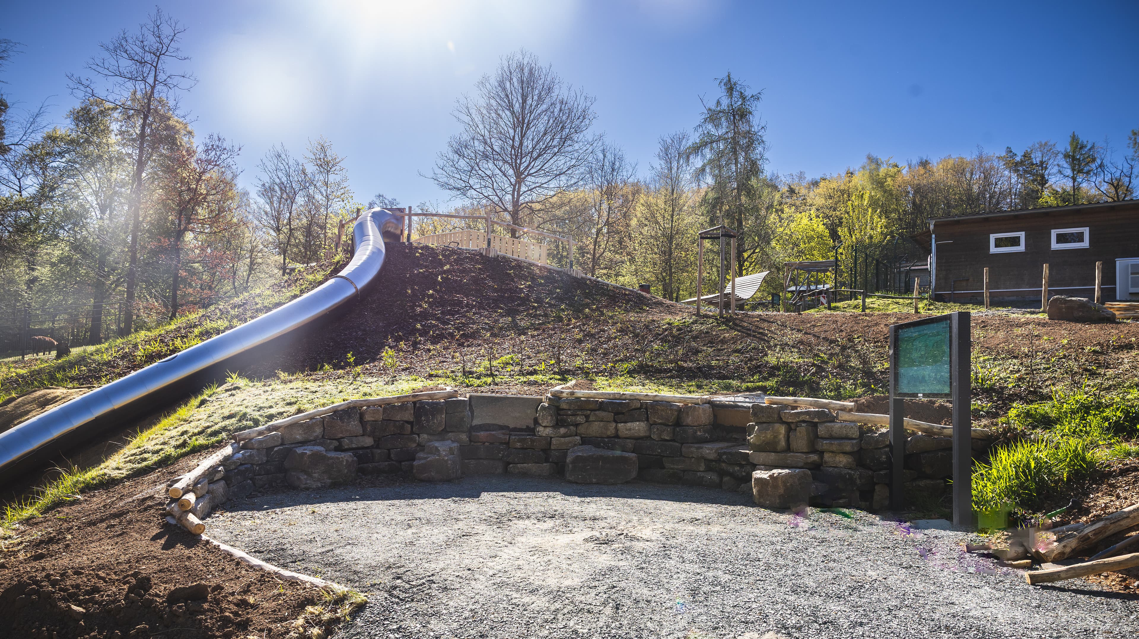 Eine große Metallrutsche und Infokästen. © Stadt Gera