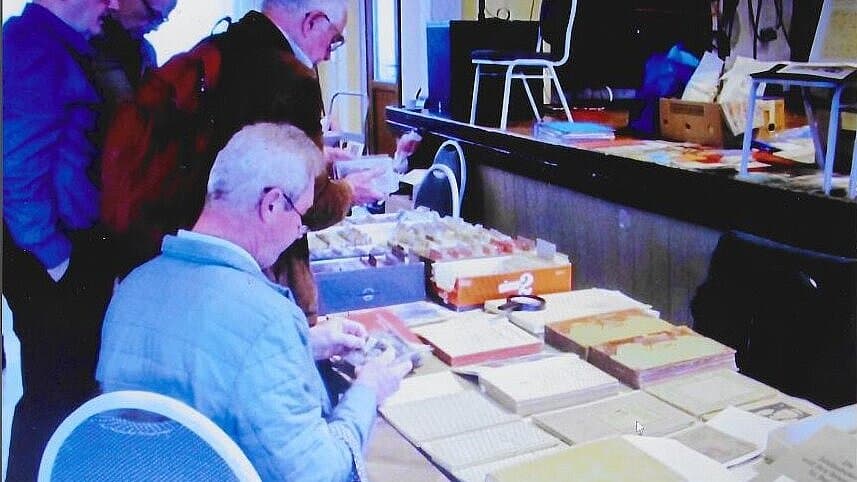 Sammler schauen sich die Briefmarkensammlung anderer Sammler an. © Kulturverband Gera e. V.