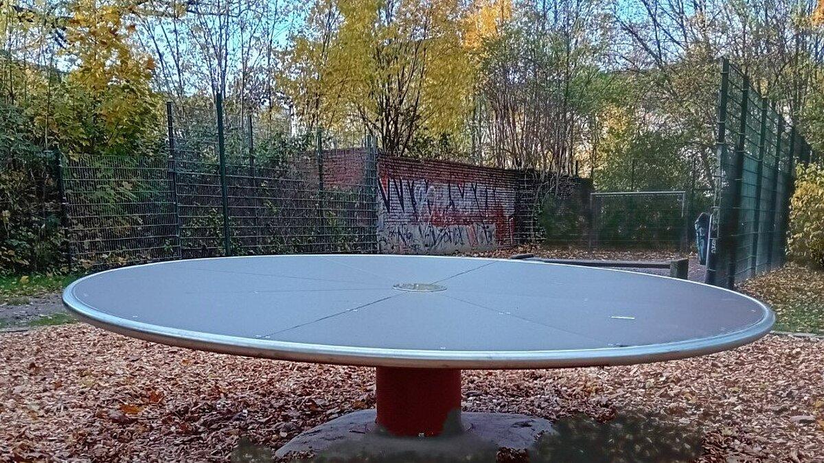 Eine Drehscheibe auf einem Spielplatz. © Stadt Gera/ Sten Marschinke