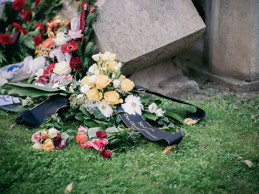 Es liegen bunte Blumensträuße auf dem Boden vor Gestein.. © Tony Matysik / CuatroCeroDesign