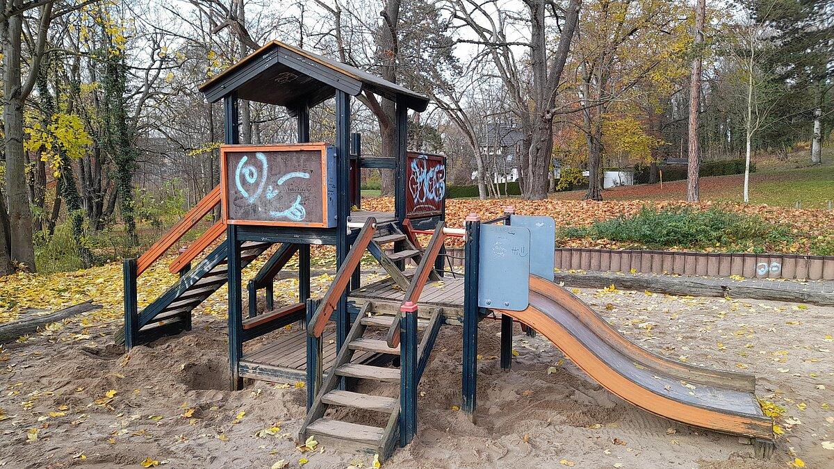 Ein Klettergerät mit Rutsche auf einem Sandplatz. © Stadt Gera
