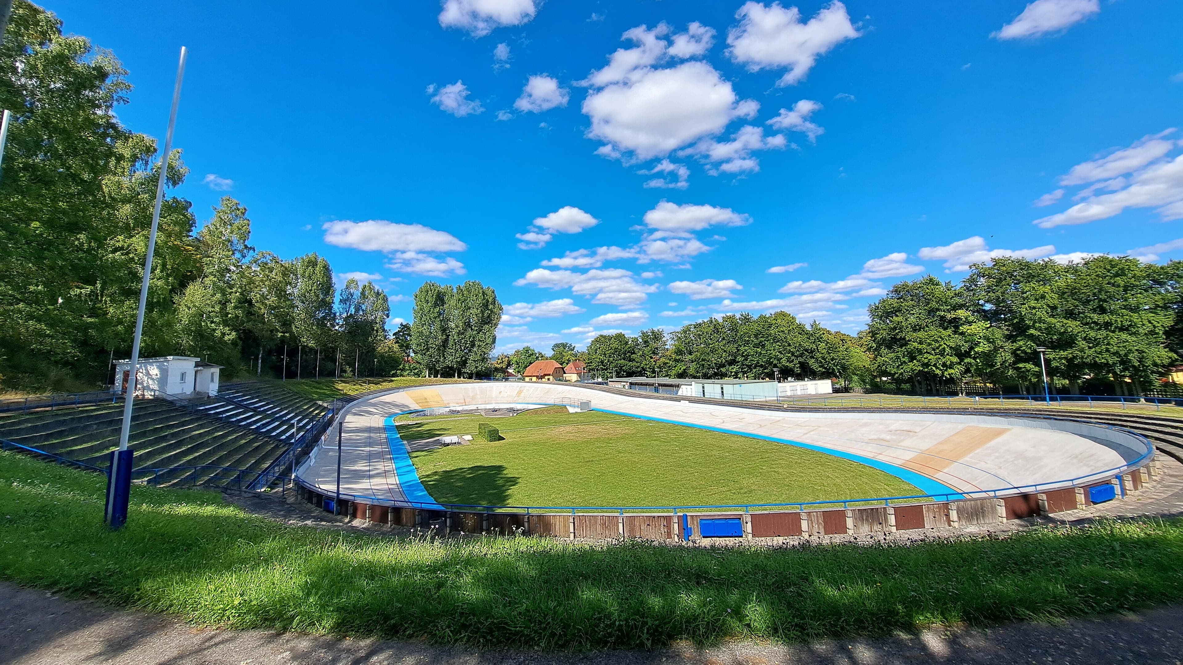 Eine ovale Betonbahn inmitten von Grün. © Stadt Gera
