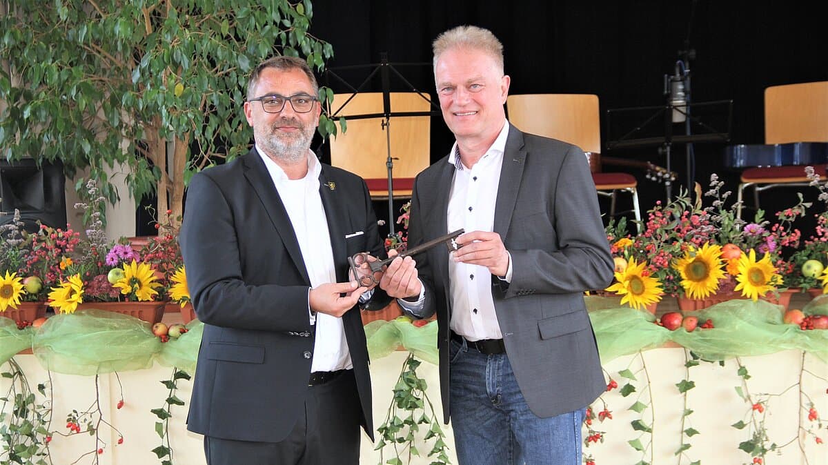 Oberbürgermeister Julian Vonarb (l.) übergibt symbolisch einen Schlüssel an Schulleiter Ralf Zöller (r.). © Stadt Gera
