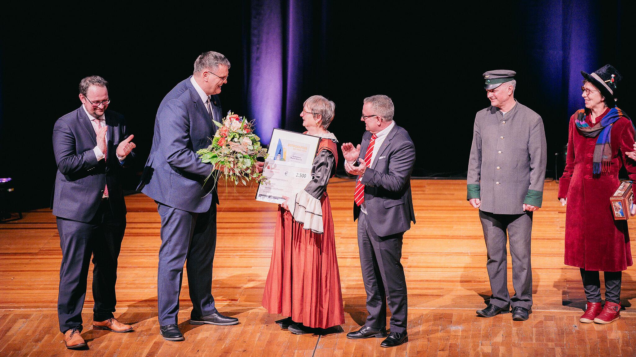 Oberbürgermeister Kurt Dannenberg bei Geldübergabe. © Tony Matysik– CuatroCeroDesign