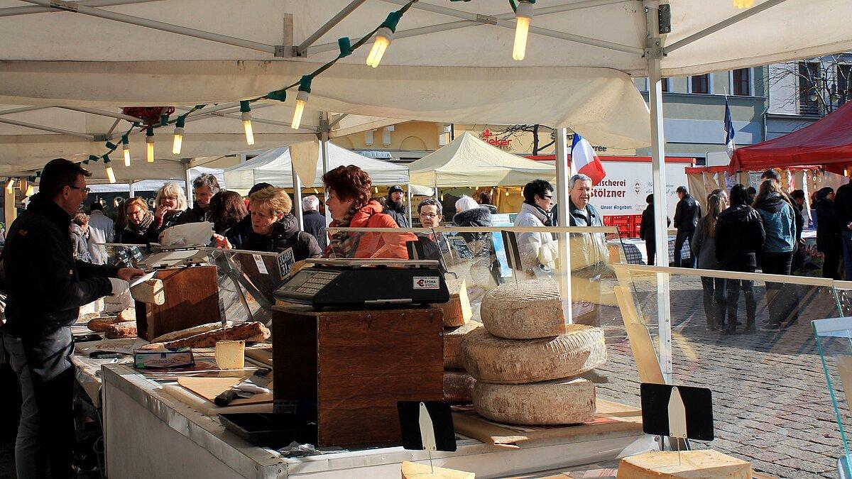 Auf dem Französischen Gourmetmarkt werden viele landestypische Produkte, wie zum Beispiel Käse angeboten.