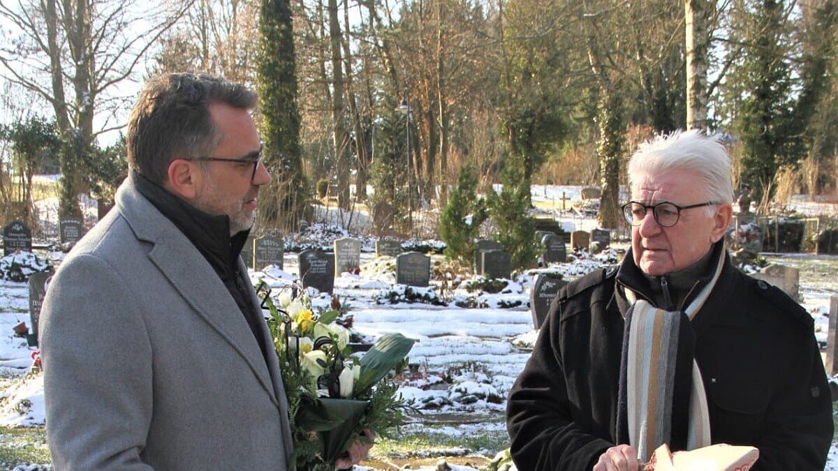 Julian Vonarb und Winfried Pickart am Grab von Horst Pohl.. © Stadt Gera