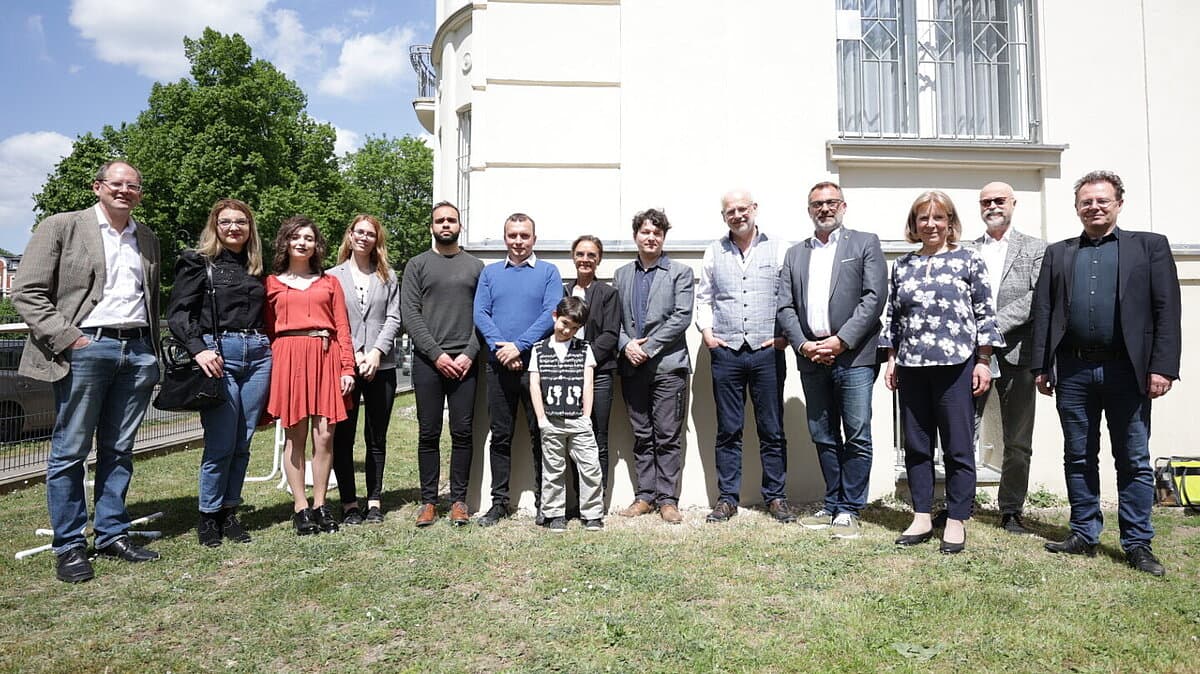 Gruppenbild der Vertreter der Musikschule „Heinrich Schütz“, des Theater Altenburg Gera und der Gäste aus Timişoara mit Oberbürgermeister Julian Vonarb. © Theater Altenburg Gera