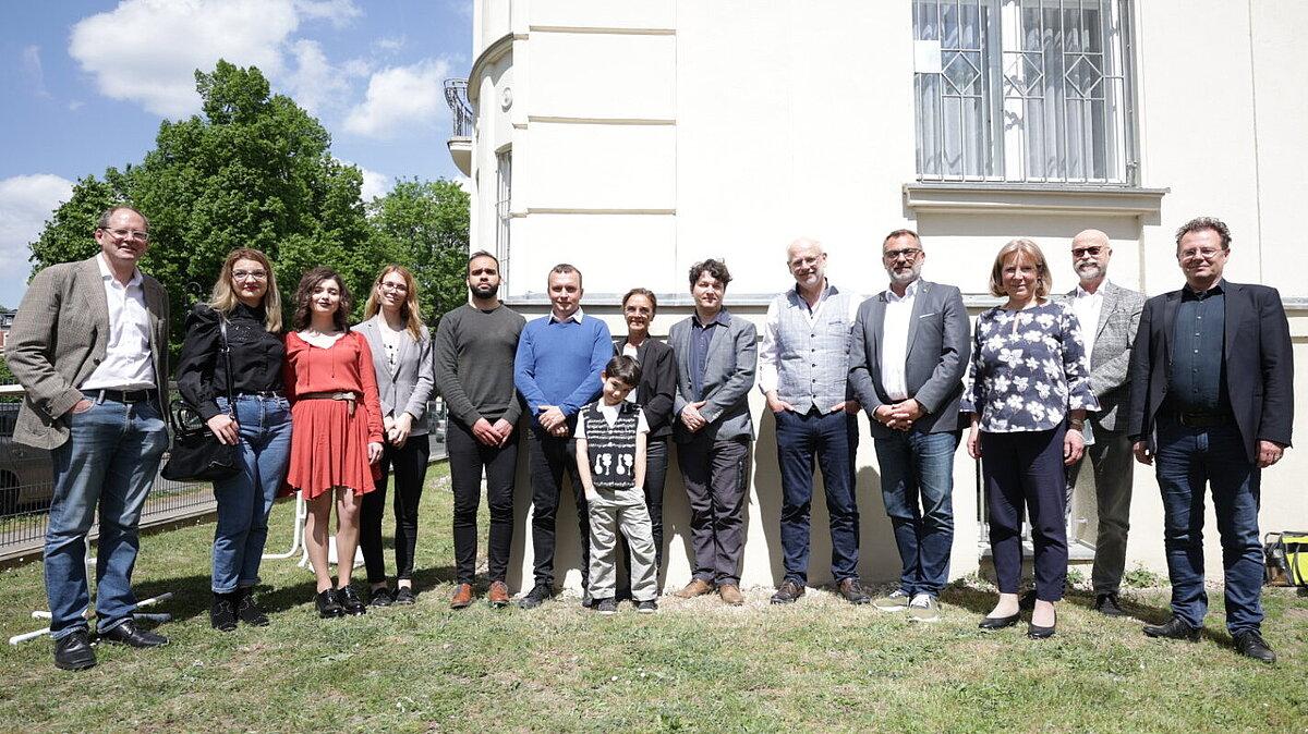 Gruppenbild der Vertreter der Musikschule „Heinrich Schütz“, des Theater Altenburg Gera und der Gäste aus Timişoara mit Oberbürgermeister Julian Vonarb. © Theater Altenburg Gera