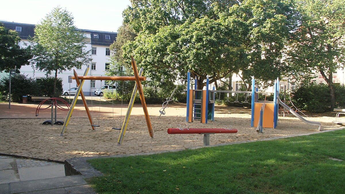 Ein Spielplatz mit Schaukel, Multifunktionsgerät und Wippe. © Stadt Gera
